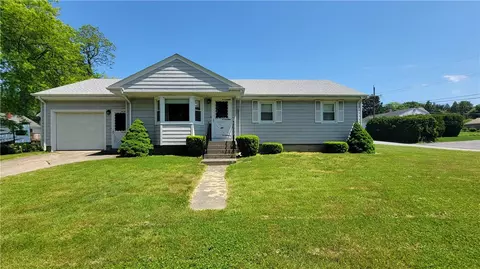 40 Church St, Tiverton, RI 02878