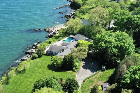 699 Black Point Ln, Portsmouth, RI 02871