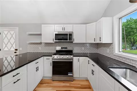 76 Elm St, Upton, MA 01568