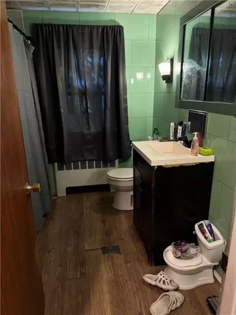 Bath - 139 Lancaster Ave, Warwick, RI 02886 photo 1 of 1