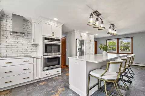 78 Wampanoag Drive Dr, Portsmouth, RI 02871