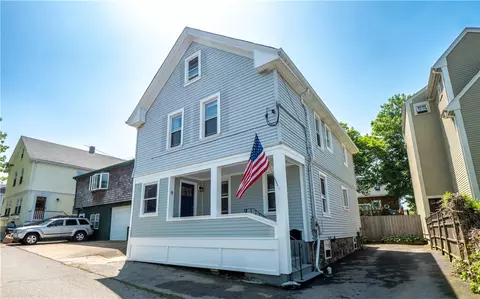 9 Underwood Ct, Newport, RI 02840