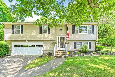9 Lori Ct, West Warwick, RI 02893