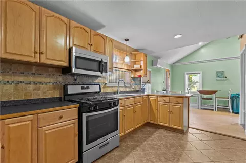 Kitchen - 15 Corwin Ave, Warwick, RI 02889 photo 1 of 2