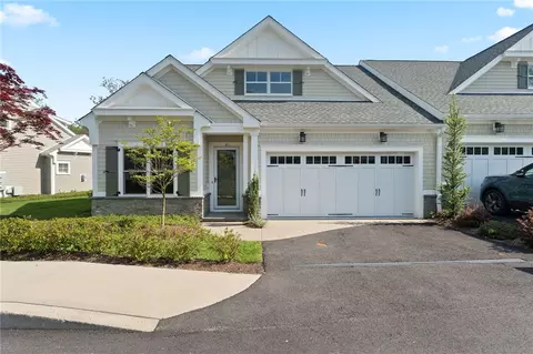21 Middleberry Ln, East Greenwich, RI 02818