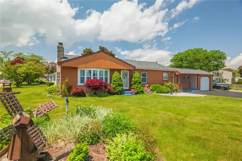 2 Primrose Dr, East Providence, RI 02915