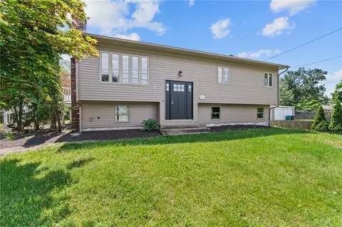 64 Waverly St, Warwick, RI 02889