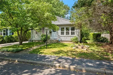 31 Crystal Pl, Pawtucket, RI 02861