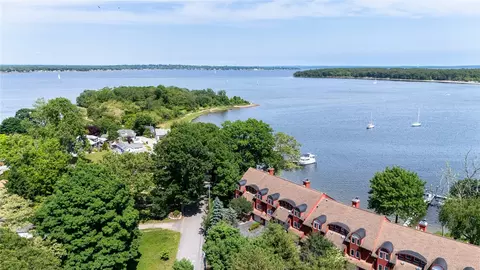40 Oak Grove St #10, East Greenwich, RI 02818