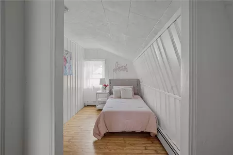 Bedroom - 403 Chapmans Ave, Warwick, RI 02886 photo 6 of 7
