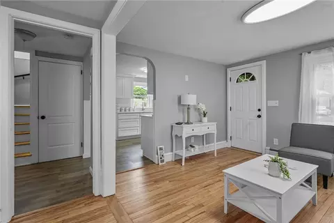 Entry Way - 403 Chapmans Ave, Warwick, RI 02886 photo 3 of 7