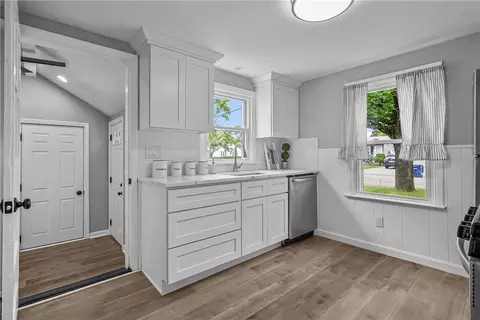 Entry Way - 403 Chapmans Ave, Warwick, RI 02886 photo 2 of 7