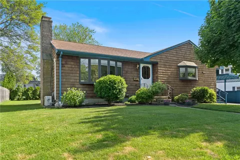 12 Murphy Cir, Middletown, RI 02842