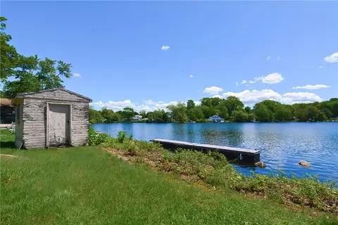 206 Pelletier Ln, Tiverton, RI 02878