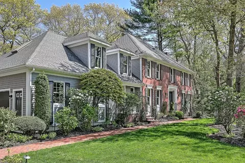 10 Boxwood Ct, Barrington, RI 02806