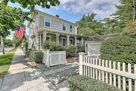 248 Hope St, Bristol, RI 02809