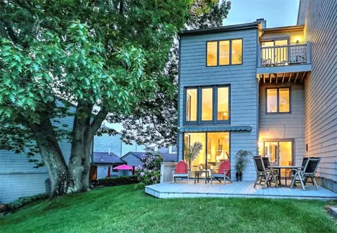 32 Sea Breeze Ln, Bristol, RI 02809