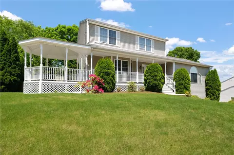 10 Gilcrest Dr, West Warwick, RI 02893