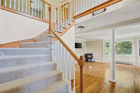 47 Crestview Dr, Mendon, MA 01756 photo 4
