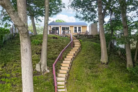 17 Lakecrest Dr, Warwick, RI 02889