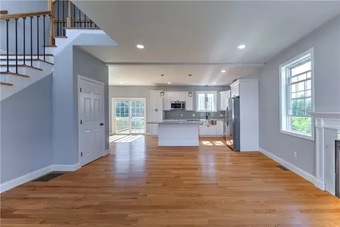 551 Louise St, Woonsocket, RI 02895 photo 6