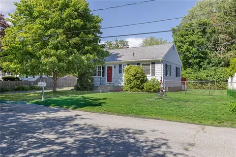 5 Gae St, Middletown, RI 02842