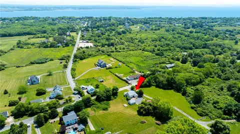 1049 Wapping Rd, Middletown, RI 02842