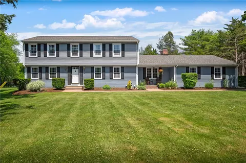 40 Candlewood Dr, North Kingstown, RI 02852