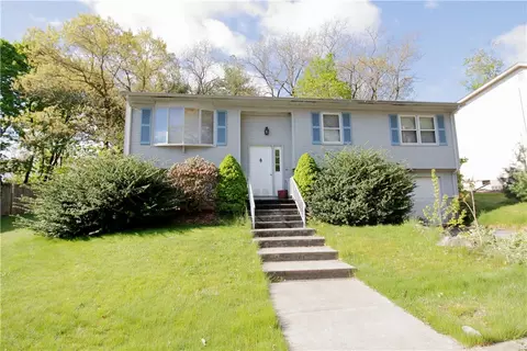 4 Gale Ct, North Providence, RI 02904