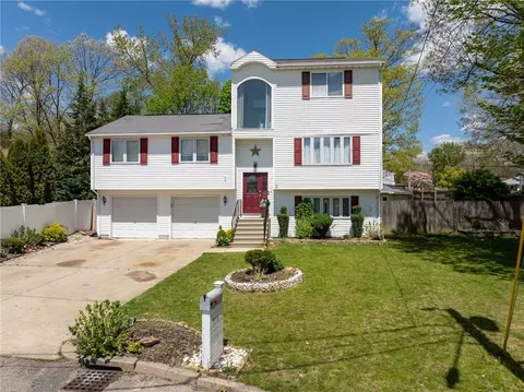 2 N View Ter, North Providence, RI 02911