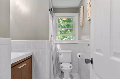 Bath - 70 Harborview Dr, Warwick, RI 02889 photo 1 of 3