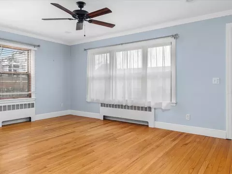 8 Gladding St, Bristol, RI 02809 photo 2