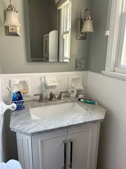 Bath - 225 Spooner Ave, Warwick, RI 02886 photo 1 of 2