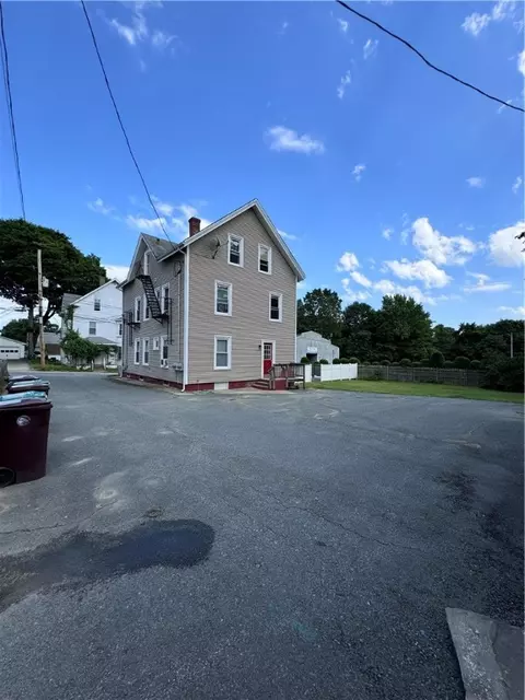 47 Kindergarten St, Woonsocket, RI 02895 photo 3