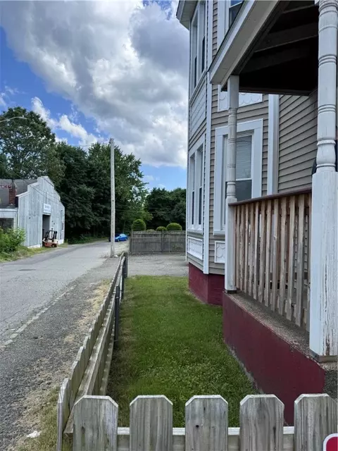 47 Kindergarten St, Woonsocket, RI 02895 photo 11