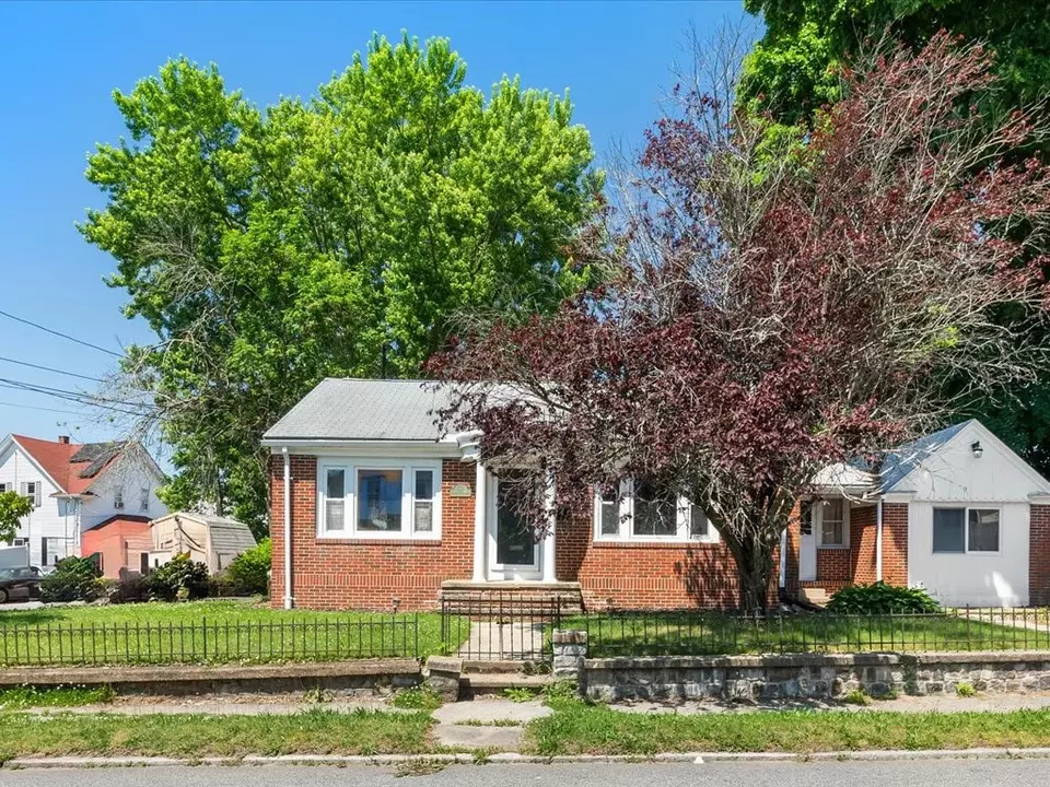 601 Laurel Hill Ave, Cranston, RI 02920 25 Photos Movoto