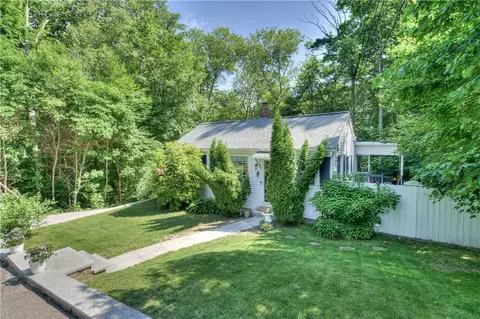 14 Valley Dr, Johnston, RI 02919