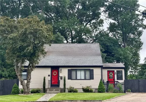 30 Oakwood Dr, Cranston, RI 02920