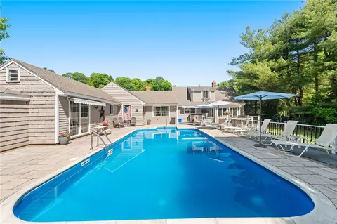 4 Knollcrest Dr, Cumberland, RI 02864
