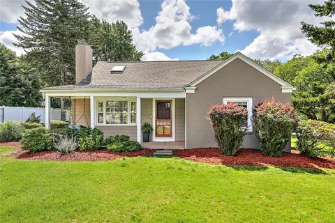 5 Winsor St, Smithfield, RI 02828