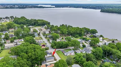 11 Watuppa Ave, Tiverton, RI 02878