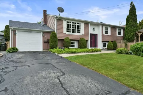 1 Woodcrest Dr, Johnston, RI 02919