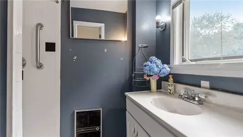 Bath - 51 Beach St, Westerly, RI 02891 photo 2 of 5