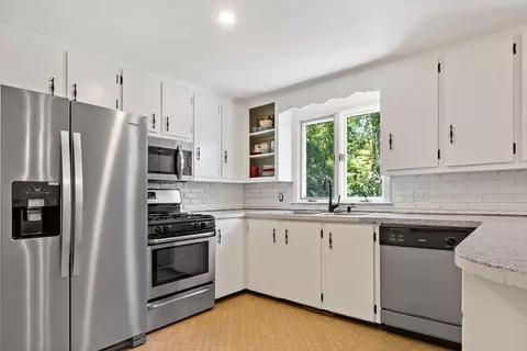 7 Gail Ct, Coventry, RI 02816 photo 4