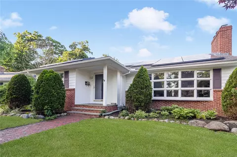 17 Longview Dr, Cranston, RI 02920
