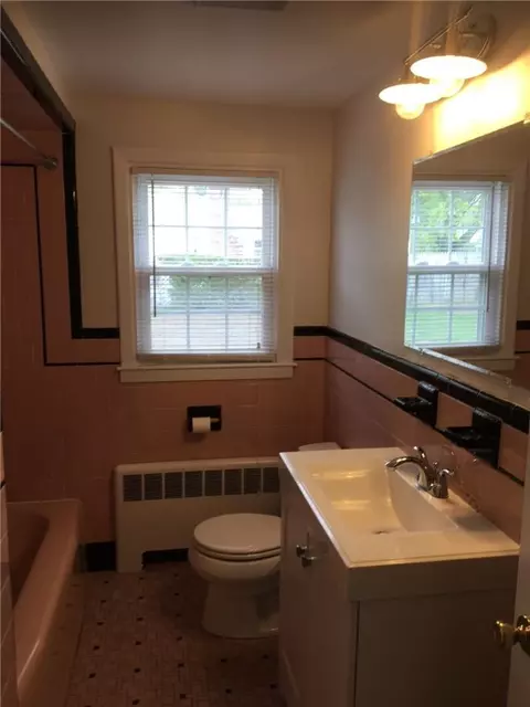 Bath - 506 Killingly St, Johnston, RI 02919 photo 3 of 4