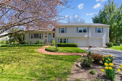 18 Starbrook Dr, Barrington, RI 02806