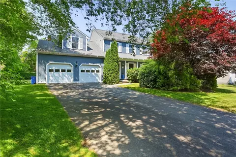 12 Wedgewood Dr, Middletown, RI 02842