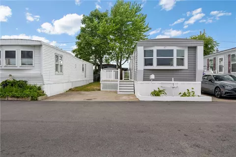 67 East Dr, East Providence, RI 02916