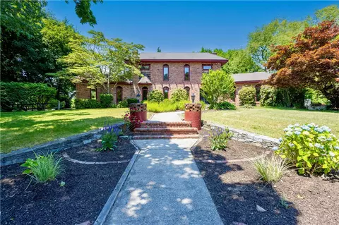 7 Fairview Cir, Barrington, RI 02806